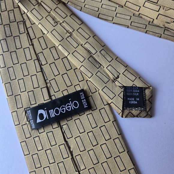 DIMOGGIO Tie 100% Silk, Elegant Gold Patterned Men's Tie - Picture 4 of 8
